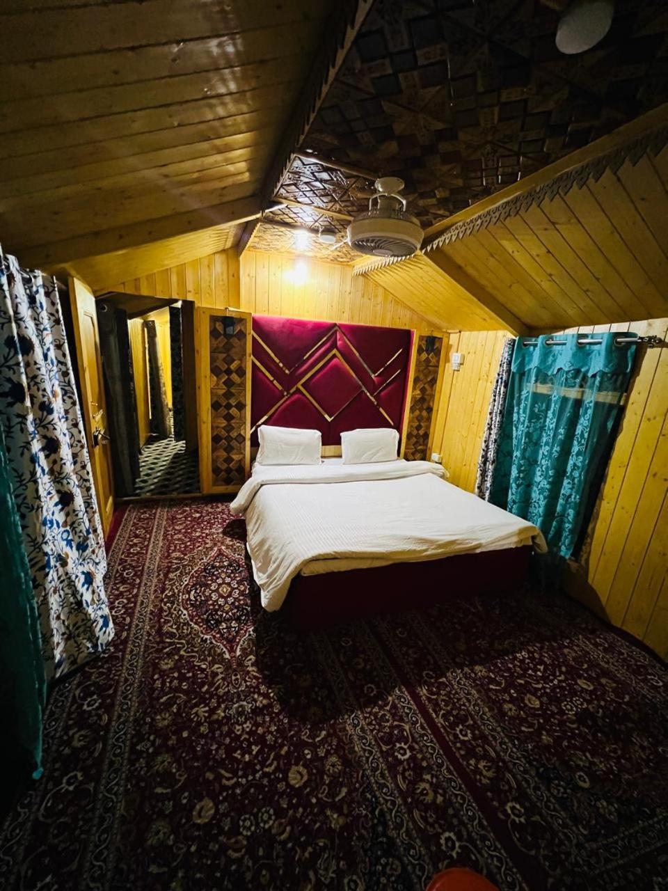 Houseboat Young Snow View Front Line Dal Lake Srīnagar Zimmer foto