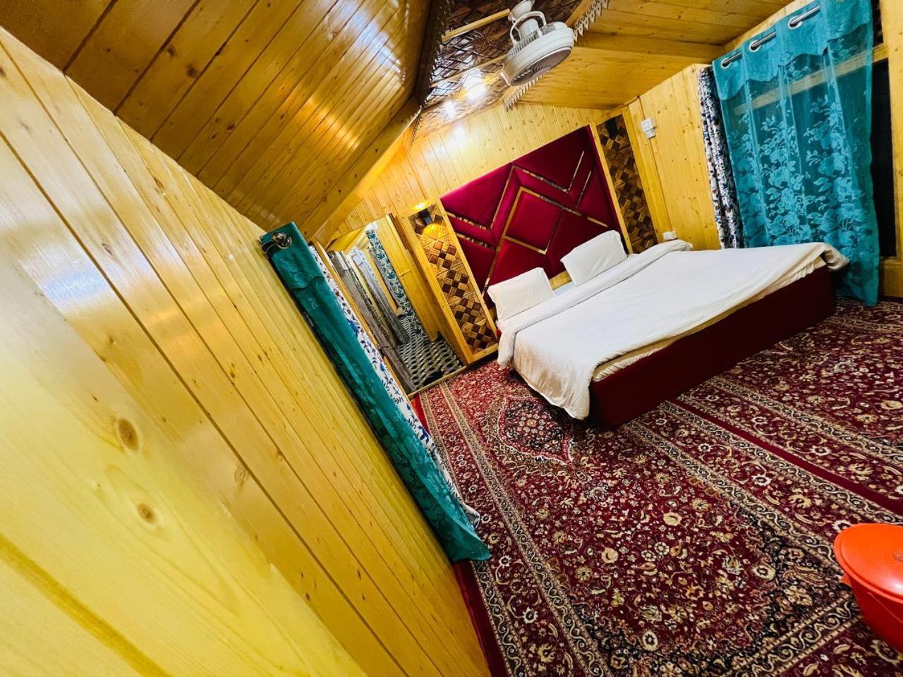 Houseboat Young Snow View Front Line Dal Lake Srīnagar Zimmer foto