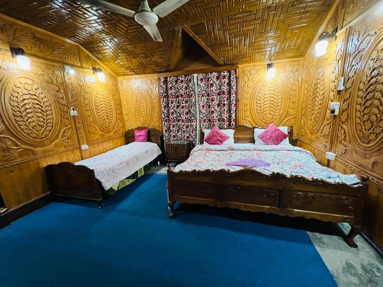 Houseboat Young Snow View Front Line Dal Lake Srīnagar Exterior foto