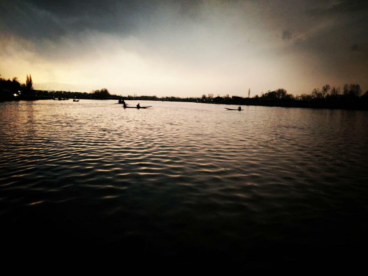 Houseboat Young Snow View Front Line Dal Lake Srīnagar Exterior foto